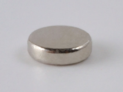 サマコバ磁石(SS28)、円柱型、Φ2x0.6(mm)、Niメッキ、高さ方向