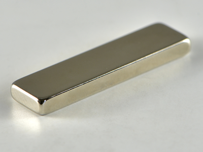ネオジム磁石(N40SH)、角型、30x8x3(mm)、3mm方向